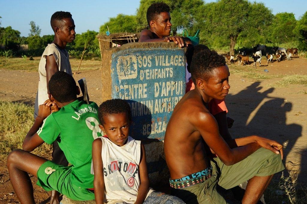 Enfants et adolescents devant le panneau SOS Villages d'Enfants, Madagascar
