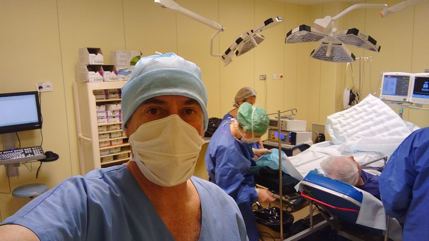 Le Dr Knipper au bloc opératoire de la Clinique du Trocadéro